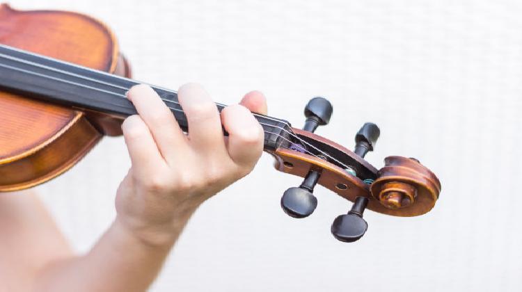 manos-violin_163068-7